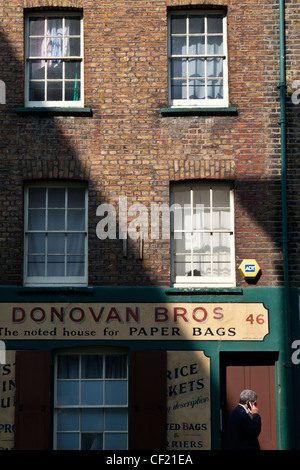 Signwriting originale al di fuori del vecchio Donovan Bros sacchetto di carta in negozio Crispin Street nell'East End di Londra. Foto Stock