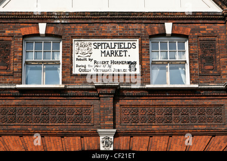 Una placca al di fuori del Vecchio Spitalfields Market per commemorare la ricostruzione del mercato da Robert Horner nell anno della regina Victor Foto Stock