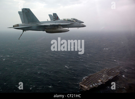 GOLFO ARABO (febbraio 25, 2012) un F/A-18F Super Hornet volato dal Lt. j.g. Christopher Montague e CMdR. Fernando Garcia, a sinistra, e un F/A-18F Super Hornet volato dal Lt. CMdR. Warren Tomlinson e il Lt. j.g. Josh Raymond, a destra, tutti assegnati a Strike Fighter Squadron (VFA) 22, inserire il modello di atterraggio sulla portaerei di classe Nimitz USS Carl Vinson (CVN 70). Carl Vinson e Carrier Air Wing (CVW) 17 sono distribuiti nell'area di responsabilità della 5a flotta statunitense. Foto Stock