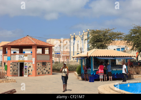Negozio di articoli da regalo e gelateria nella piazza principale della città di Sal Rei, Boa Vista, Isole di Capo Verde Foto Stock
