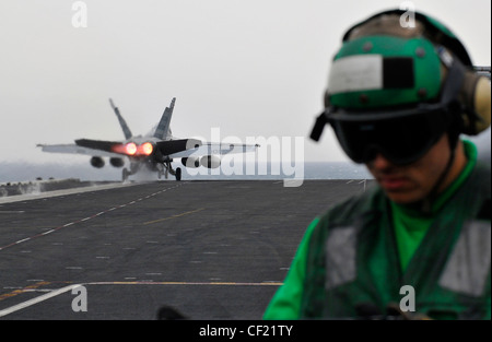 GOLFO ARABO (febbraio 25, 2012) un F/A-18F Super Hornet assegnato a Strike Fighter Squadron (VFA) 22 lancia dalle catapulte di prua sul ponte di volo della portaerei di classe Nimitz USS Carl Vinson (CVN 70). Carl Vinson e Carrier Air Wing (CVW) 17 sono distribuiti nell'area di responsabilità della 5a flotta statunitense. Foto Stock