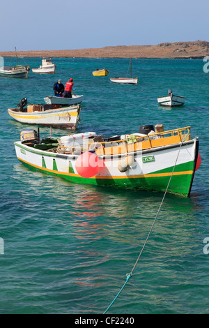 Sal Rei, Boa Vista, Isole di Capo Verde. Vista sul porto di Ilheu de Sal Rei isola con barche da pesca in un mare turchese Foto Stock