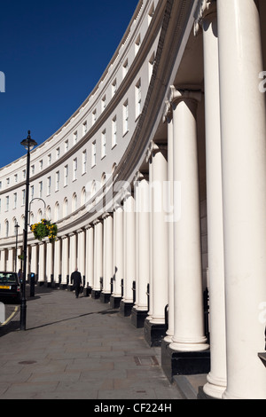 Stucco semicircolare case terrazzate dell'architetto John Nash in Park Crescent vicino a Regent's Park. Foto Stock