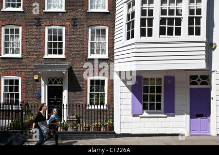 Una madre e figlia oltrepassando le eleganti villette a schiera in chiesa fila, Hampstead, uno dei più completi stree georgiano Foto Stock