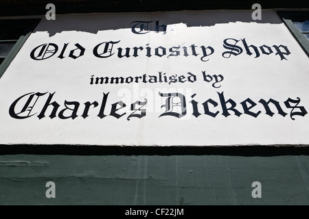 Il vecchio negozio di curiosità immortalata da Charles Dickens. Il sedicesimo secolo shop è probabilmente il più antico nel centro di Londra. Foto Stock