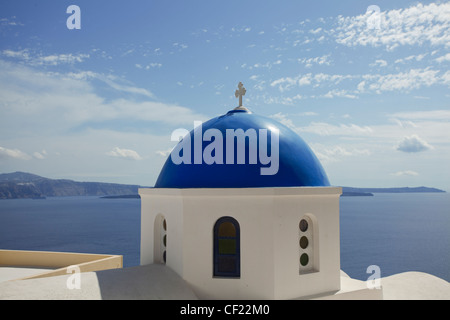 Una vista di una tradizionale a cupola blu Greci Ortodossi churxh nel villaggio di Oia Foto Stock