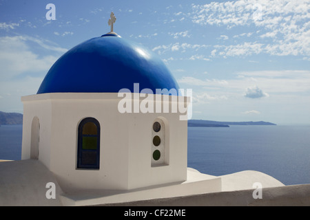 Una vista di una tradizionale a cupola blu Greci Ortodossi churxh nel villaggio di Oia Foto Stock