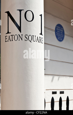 Numero di casa su un pilastro al di fuori di un residence a Eaton Square. Una targa blu a Robert John Graham Boothby, Baron Boothby è su t Foto Stock