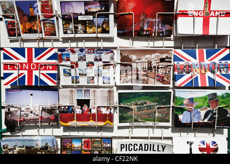 Souvenir cartoline di Londra sul display in un rack. Foto Stock