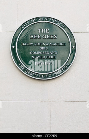 Un patrimonio della Fondazione la placca al di fuori di un edificio in Brook Street celebrando che i Bee Gees, Barry, Robin e Maurice Gibb com Foto Stock