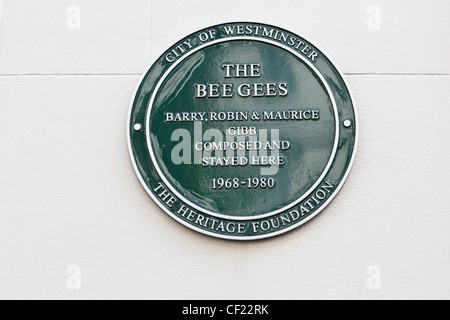 Un patrimonio della Fondazione la placca al di fuori di un edificio in Brook Street celebrando che i Bee Gees, Barry, Robin e Maurice Gibb com Foto Stock