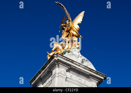 Bronzo dorato figura di vittoria da Sir Thomas Brock sulla sommità della regina Victoria Memorial fuori Buckingham Palace. Foto Stock