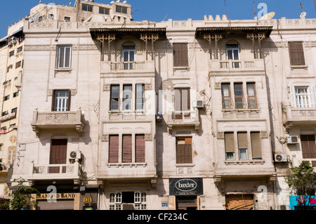 Ricco quartiere commerciale di Korba Heliopolis Cairo, Egitto che mostra un mix di stili architettonici orientali ed europei Foto Stock