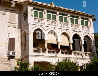 Benestante quartiere dello shopping di CORBA Heliopolis Cairo visualizzando un mix di Oriental & gli stili architettonici Europei Foto Stock