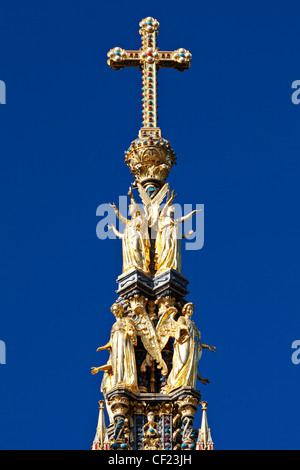 Una croce in oro e angeli dorati sulla parte superiore dell'Albert Memorial in Kensington Gardens. Foto Stock