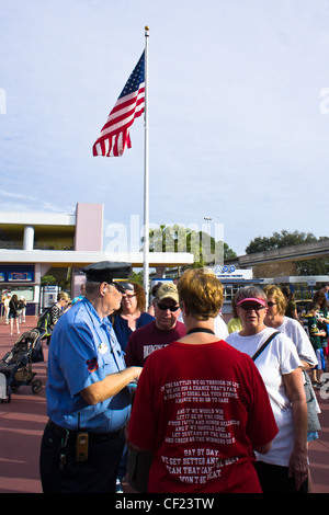 Un uniforme della guardia di sicurezza a Epcot Park, Disney World, in Florida offre aiuto al pubblico, Febbraio 2012 Foto Stock