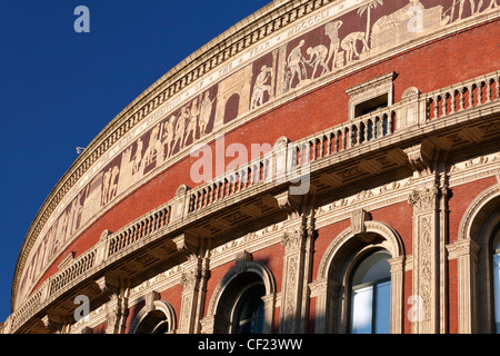 Esterno della Royal Albert Hall, una sala concerti aperti dalla Regina Vittoria nel 1871. Un fregio a mosaico raffigurante "Il Trionfo di Ar Foto Stock