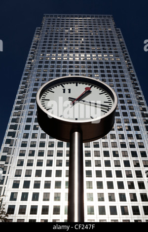 Uno di 'Six orologi pubblici", una scultura da Konstantin Grcic per Nash corte con One Canada Square, il secondo edificio più alto Foto Stock