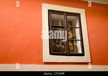 Un shopwindow a Praga la famosa 'Golden Lane', con il anche famoso personaggio dei fumetti Krtek (moli) Foto Stock