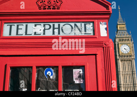 Un telefono rosso scatola con il Big Ben in background. Foto Stock