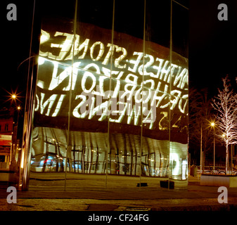 Wales Millennium Centre si riflette nella torre di mirroring di notte. Aperto nel 2004, è un centro per le arti dello spettacolo trova Foto Stock