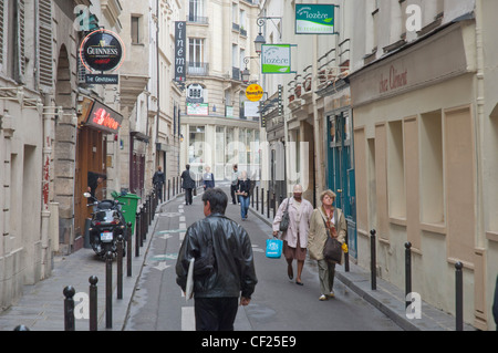 Pedoni su una strada laterale a parigi francia Foto Stock