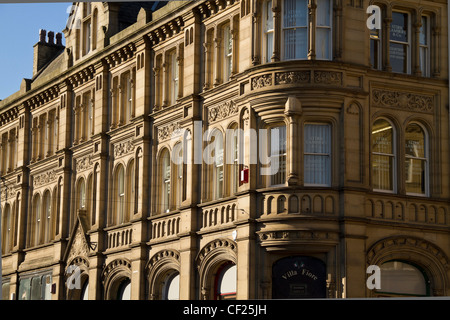 Fila di edifici vittoriani in North Street, Keighley; West Yorkshire. Foto Stock