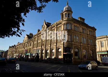 Fila di edifici vittoriani in North Street, Keighley; West Yorkshire. Foto Stock