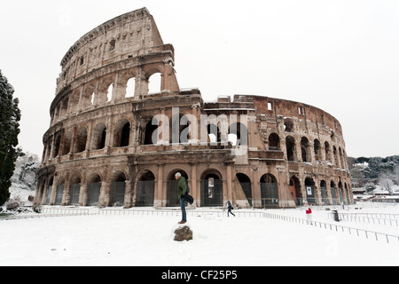 Il Colosseo a Roma con neve, Italia Foto Stock