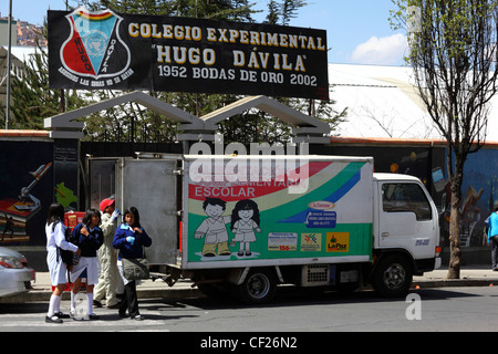 Offrendo gratuitamente la prima colazione per una scuola, parte di una campagna del governo per ridurre il numero di bambini denutriti, La Paz, Bolivia Foto Stock