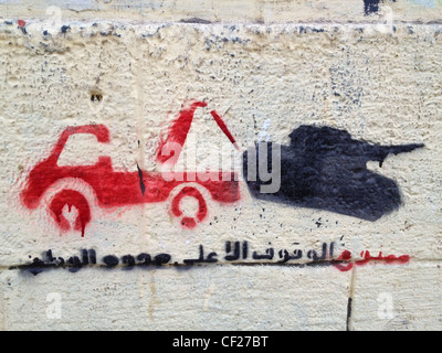 Stencil murale contro la presenza militare nel centro cittadino del Cairo Foto Stock