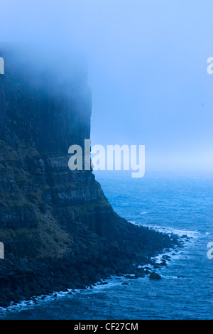 Nebbia di mare intorno al 200ft alte scogliere di Kilt Rock sulla penisola di Trotternish. Foto Stock