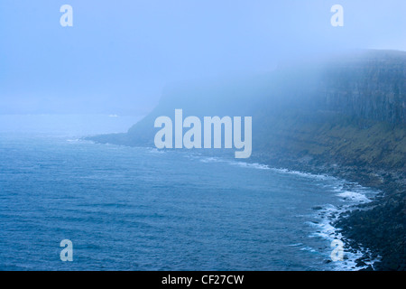 Nebbia di mare intorno al 200ft alte scogliere di Kilt Rock sulla penisola di Trotternish. Foto Stock
