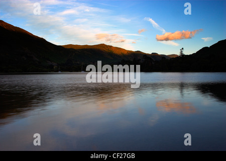 Le colline circostanti si riflette nelle acque di Ullswater che fa parte del Parco nazionale del Lake District. Foto Stock