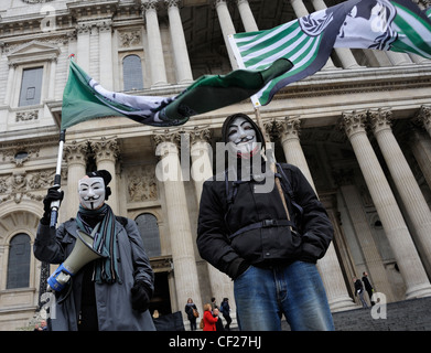 Occupare Londra manifestanti, fuori dalla cattedrale di St Paul Foto Stock