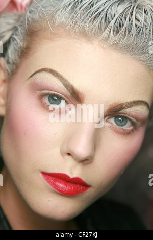 John Galliano Parigi Backstage Primavera Estate modello verniciato bianco capelli rosa da indossare ombretto e blusher miscelate insieme, Foto Stock