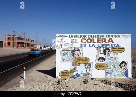 Segno che educa le persone che la pulizia e l'igiene è il modo migliore per prevenire il colera su strada vicino all'ILO, Perù Foto Stock