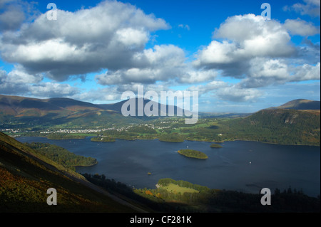 Vista da gatti campane vicino Derwentwater guardando verso Skiddaw. Foto Stock