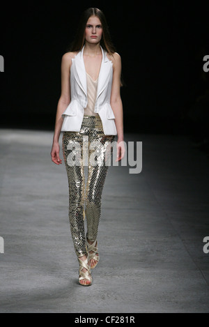 Givenchy Parigi Haute Couture primavera estate indossa femmina bianco sleeveles scolpita la giacca e argento metallico leggings criss Foto Stock