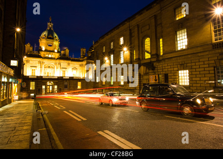 Una città in taxi in attesa nel traffico su Bank Street di Edimburgo. L'edificio alla fine della strada è la Bank of Scotland. Foto Stock