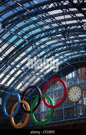 Un gigante di set di anelli olimpici sospesi in St Pancras International Station per dare il benvenuto ai visitatori di Londra, città ospite del 2012 Foto Stock