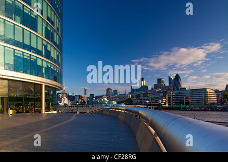 Il 'More Londra' di sviluppo vicino a City Hall, guardando verso il punto di riferimento di grattacieli del quartiere finanziario della città di Lond Foto Stock