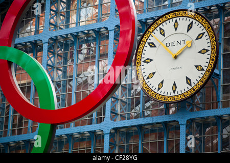 Un gigante di set di anelli olimpici sospesi in St Pancras International Station per dare il benvenuto ai visitatori di Londra, città ospite del 2012 Foto Stock