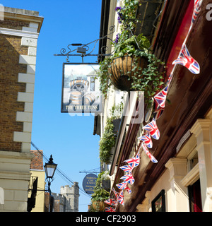 Il Three Tuns pub. Il pub è di 500 anni ed era stato originariamente progettato come Guild Hall beer parlor. Foto Stock