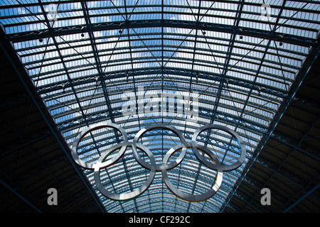 Un gigante di set di anelli olimpici sospesi in St Pancras International Station per dare il benvenuto ai visitatori di Londra, città ospite del 2012 Foto Stock