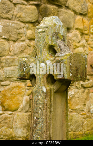 Yorkshire Dales National Park. Design celtica croce di pietra nella motivazione di Bolton Abbey. Foto Stock