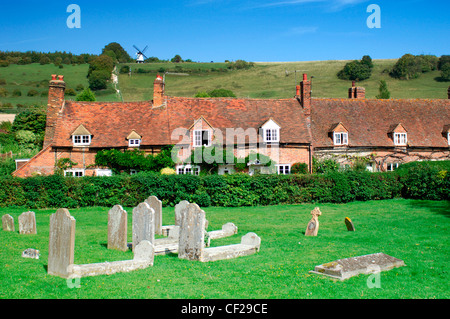 Vista sul cimitero e cottages al mulino a vento di Turville. Turville anglo-Saxon significato 'Dry campo". Foto Stock