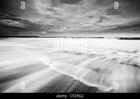 Il mare del Nord si blocca sulla spiaggia sabbiosa a South Shields. Foto Stock