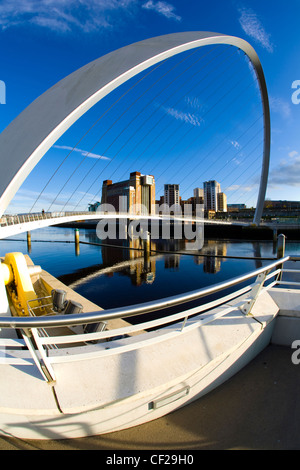 Il Gateshead Millennium Bridge e Baltic Gallery in Newcastle upon Tyne river Quayside. Foto Stock