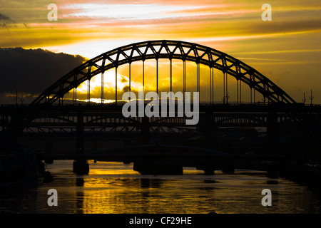 Tramonto dietro il famoso Tyne Bridge nella città di Newcastle Upon Tyne. Foto Stock